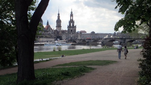 Blick auf das noch leere Gelände der "Filmnächte am Elbufer"