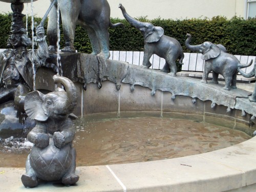 Eli-Spaß und Brunnennass: der Sarrasanibrunnen