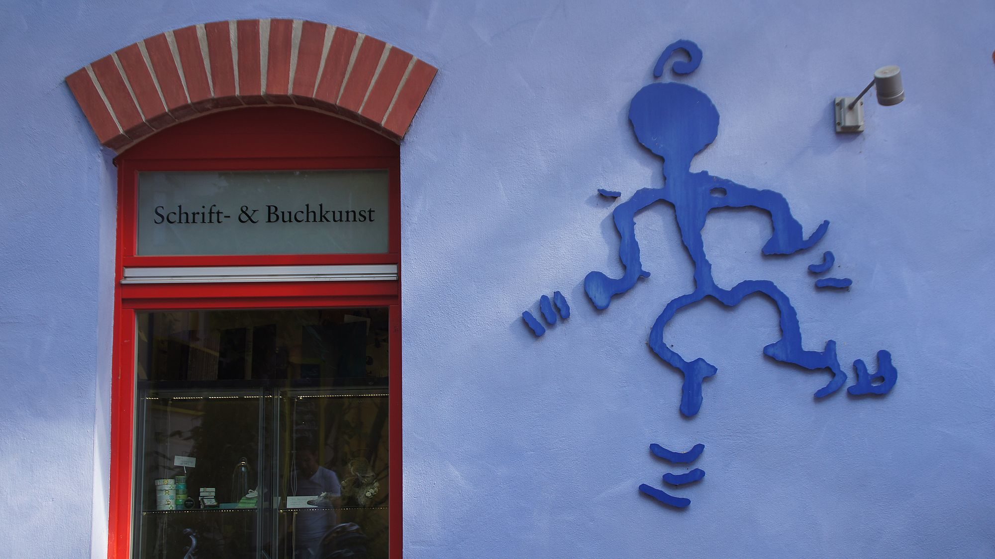 Das Logo des Blue Child ist eine Zeichnung von Marí Emily Bohleys Vater.
