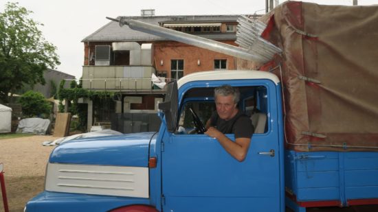 Vor dem Festival setzt sich der künstlerische Leiter auch mal ans Lenkrad des Buden-Lasters.