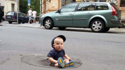 Ab durchs Kaninchenloch - J. forscht Forscher Jott kurz vor seinem Aufbruch. Seine Mimik spiegelt gemischte Gefühle.