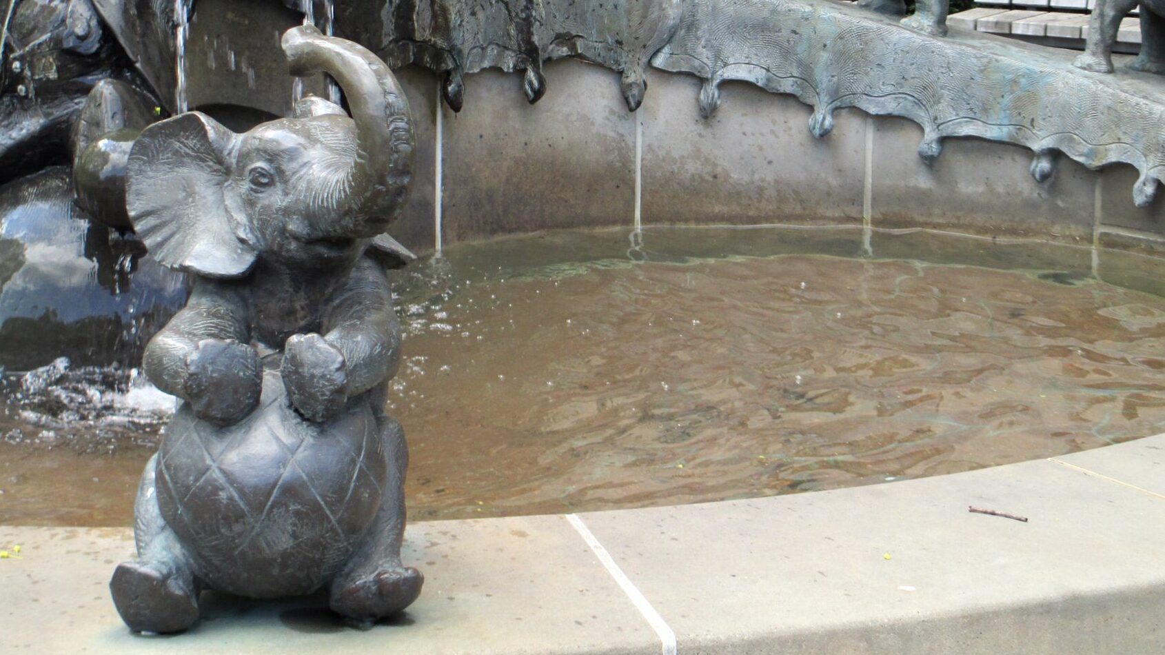 Der Carolaplatz Eli-Spaß und Brunnennass: der Sarrasanibrunnen