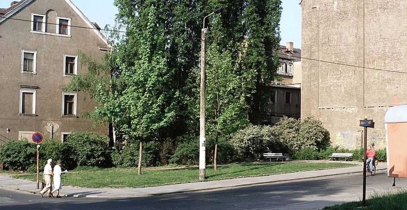 Alaun- Ecke Louisenstraße mit Park und Parkbänken im Jahre 1990 - Foto: Lothar Lange