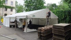 Zeltaufbau im Gymnasium-Hof.