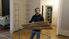 Unipolar auf der Rothenburger Straße Steve Kupke beim Einrichten des Ladens in der vergangenen Woche.