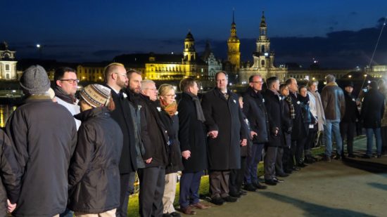 Oberbürgermeister Dirk Hilbert reihte sich auf der Neustädter Seite in die Menschenkette ein.