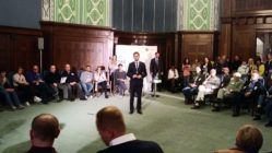 Sachsengespräch in der Staatskanzlei Ministerpräsident Michael Kretschmer im "Bienenkorb" der Staatskanzlei