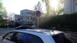 Regenbogenschule: Halteverbot an der Kreuzung Halteverbotsschild an der Forststraße.