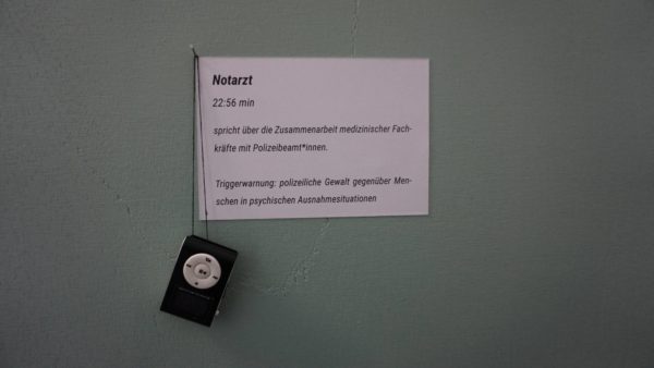 In einzelnen Audioaufnahmen erzählen Menschen von ihren Erfahrungen und Ansichten.