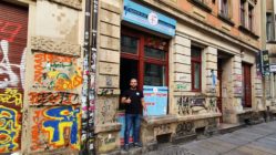 Amir Fathi vor seinem Laden "Flavour to go"