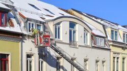 Eiszapfen und Dachlawinen Eiszapfeneinsatz der Feuerwehr in der Hechtstraße - Foto: Carsten