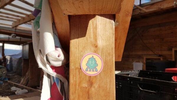 Ein Sticker, adressiert an Corona - Foto: Jonas Breitner