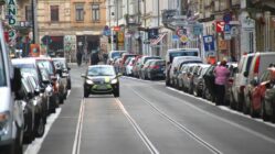 Zwei Striche für die Rothenburger Straße Weiße Linien an der Rothenburger sollen für flüssigeren Verkehr sorgen.