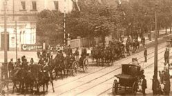 Die Belagerung des Postamtes Nr. 12 Am 12. Dezember 1912 gab es am Postamt 12 auf der Könisbrücker Straße einen großen Auflauf. Zeitgenössische Postkarte
