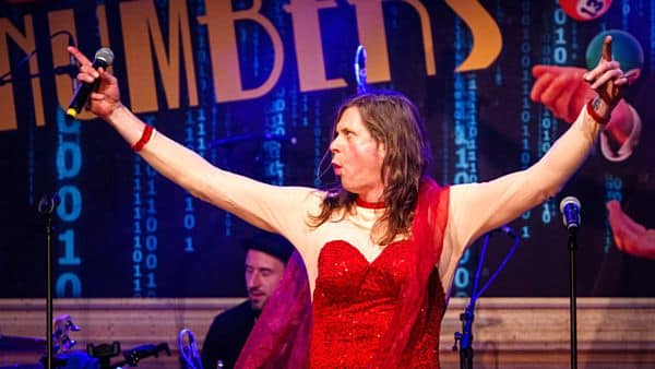 Neujahrssingen: Restkarten für Freitag Klaus M. Braune mit Lou Begas „Mambo No. 5“. Das 12. Dresdner Neujahrssingen „Lucky Numbers – Von 0 auf 100“, fotografiert am 06. Januar 2023 im Alten Schlachthof Dresden. Foto: André Wirsig