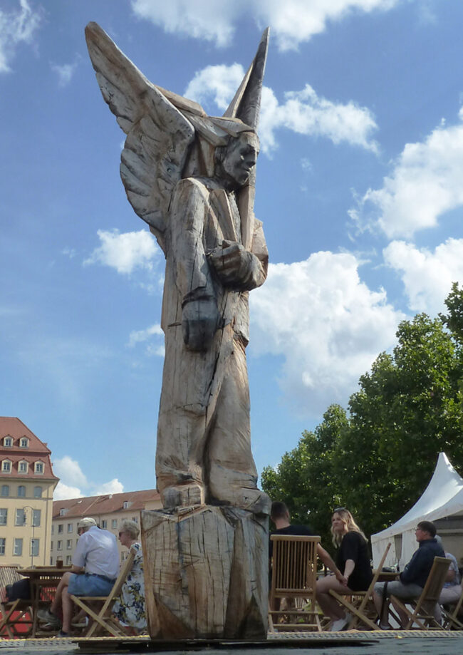 Den 4,50 Meter hohe Engel hat Carsten Bürger für den Palais Sommer am Neumarkt geschaffen.