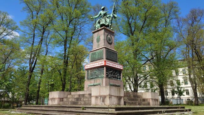 Das Sowjetische Ehrenmal ist Ziel einer künstlerischen Intervention.