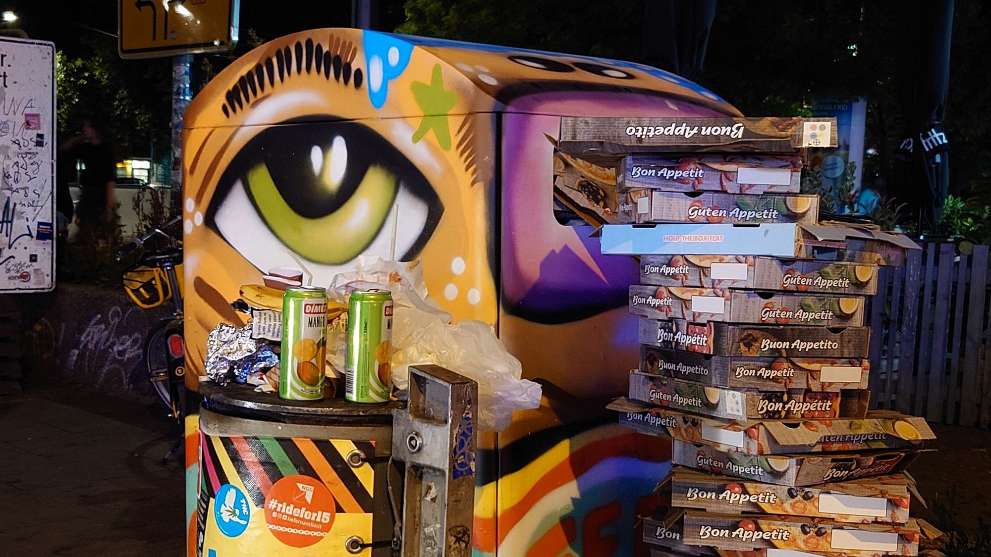 Der riesige Abfallcontainer auf der Alaunstraße reicht dennoch nicht aus.