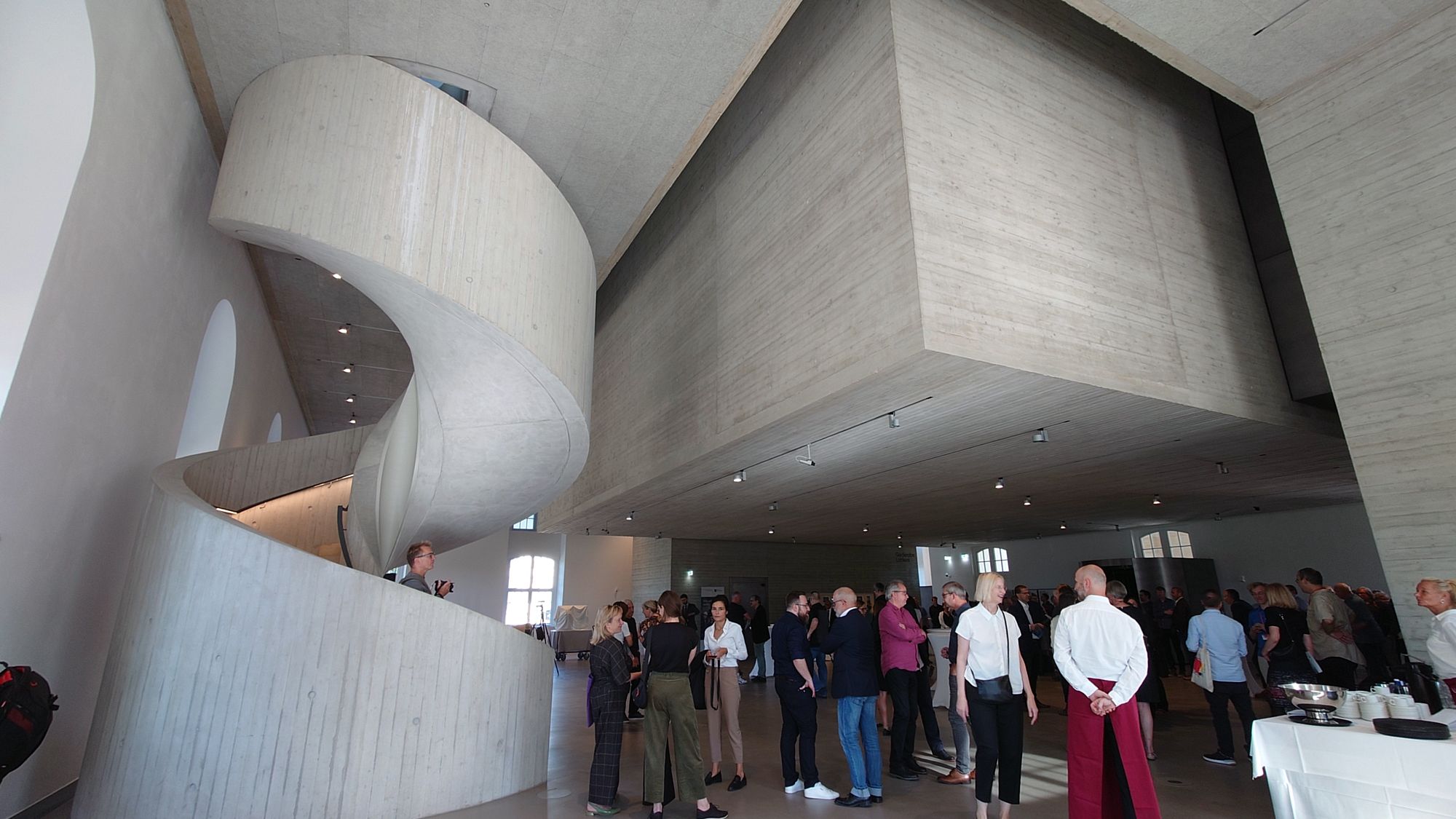 Wendeltreppe, hängendes Archiv und großer Saal.