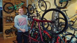 Zehn Jahre Bikes und Reparaturen Bike-Performance-Chef Benjamin Ehrlich kann gut lachen. Sein Lädchen gibt es nun schon seit zehn Jahren. Foto: Anton Launer