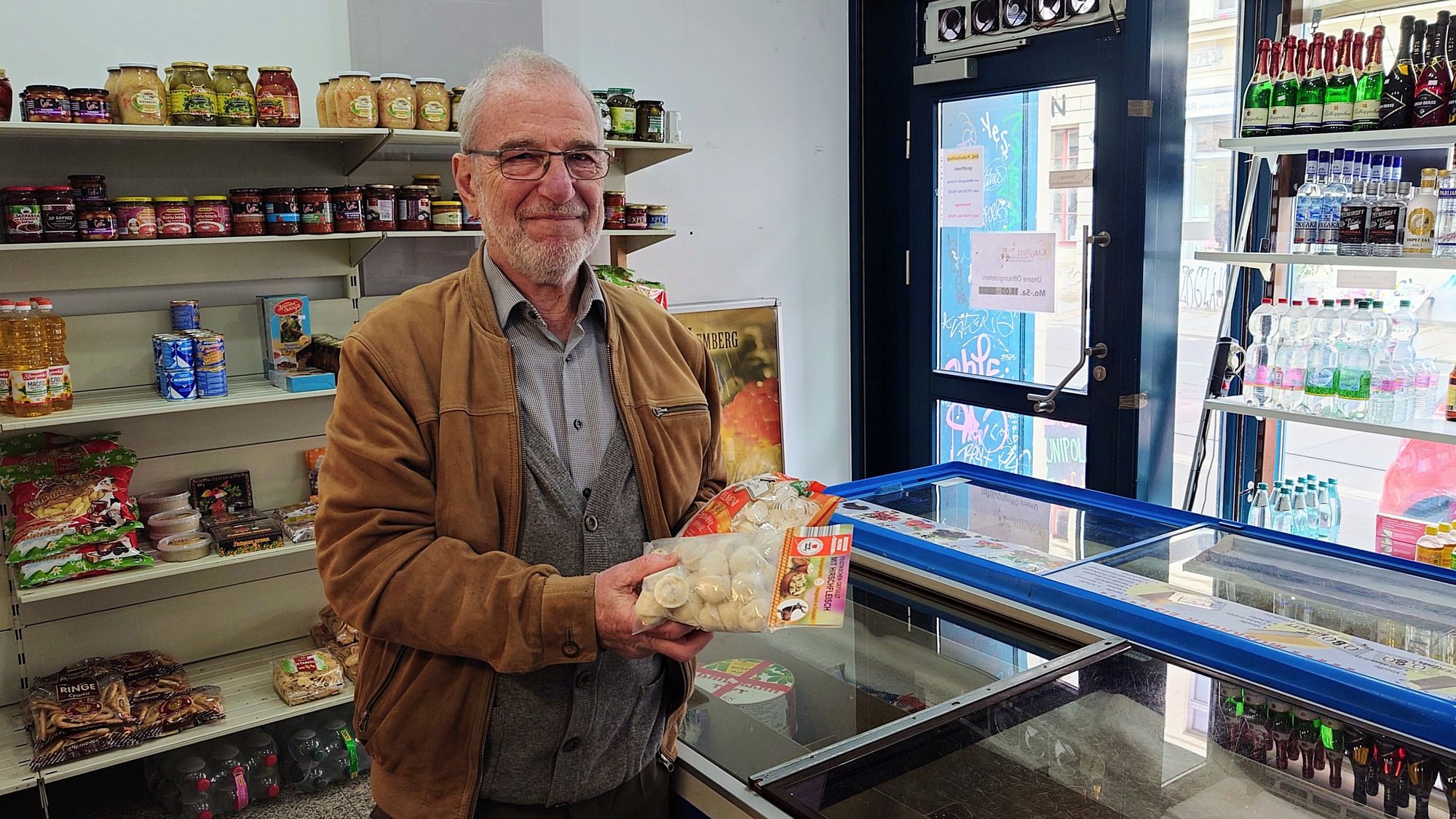 Das Karussell dreht sich nicht mehr Dmitris größte Sorge: Wer will sich um den Verkauf der Pelmeni und Wareniki kümmern. Foto: Anton Launer