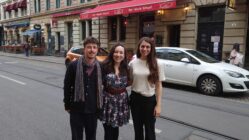 Stricherjunge mit Raucherlunge auf der Görlitzer Nach der Premiere im Thalia: Die Schauspieler Paul Schneider und Anna Maria Zeilhofer mit Regisseurin Fabienne Grußendorf in der Mitte. Foto: Anton Launer