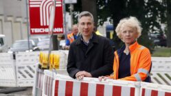 Stauffenbergallee: Arbeiten haben begonnen Baubürgermeister Stephan Kühn und Bauamtsleiterin Simone Prüfer. Foto: Anton Launer
