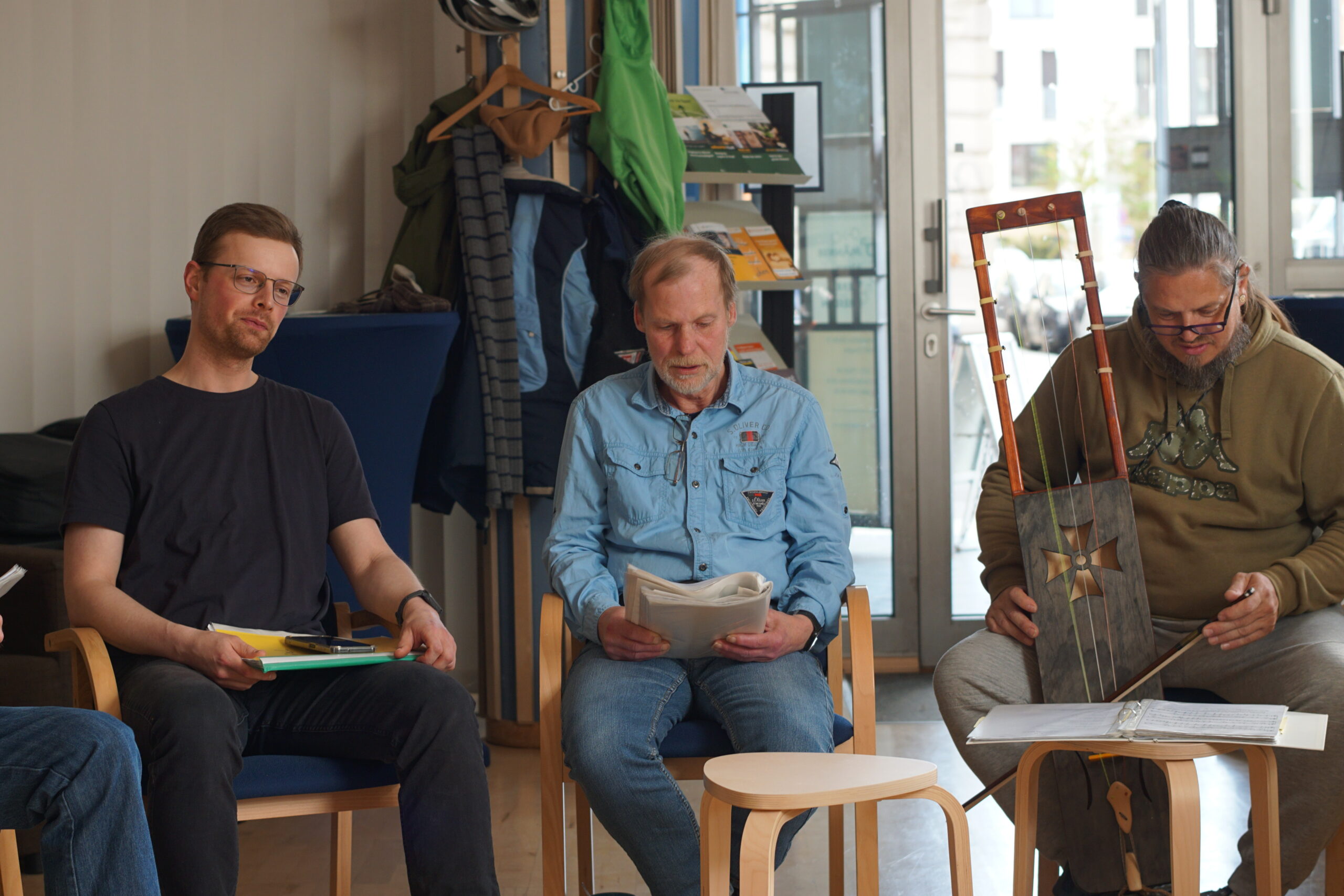 So hilft ein Chor erwerbslosen Männern Einer der Männer bringt jedes Mal sein selbstgebautes Instrument mit. Foto: Anna Abraham