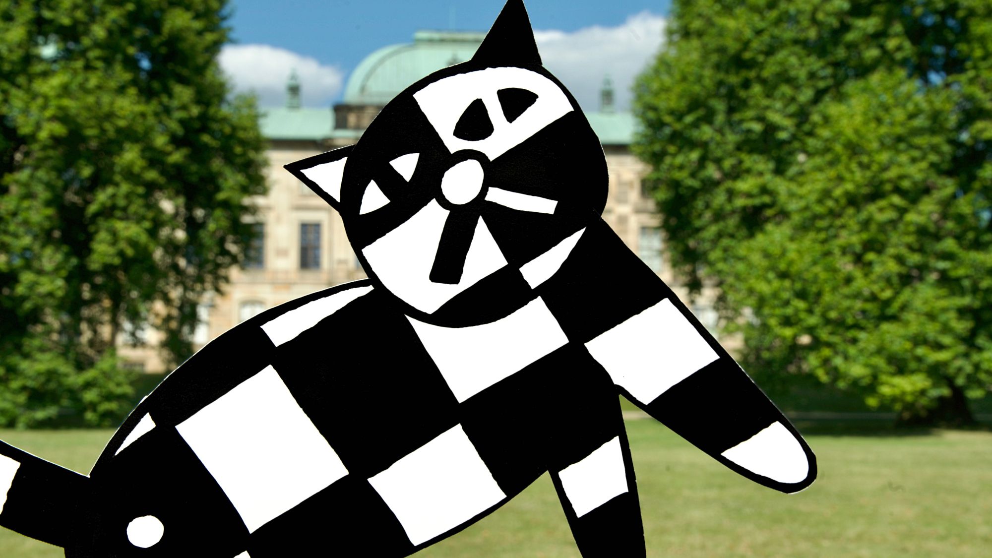 Da wird doch die Katze kariert Karierte Katze vorm Japanischen Palais. Foto: PR