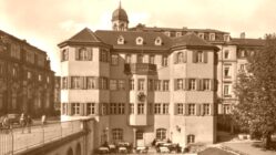 Adele in Gips Das Narrenhäusel auf einer Postkarte aus dem Jahre 1900 - Foto: wikipedia/gemeinfrei