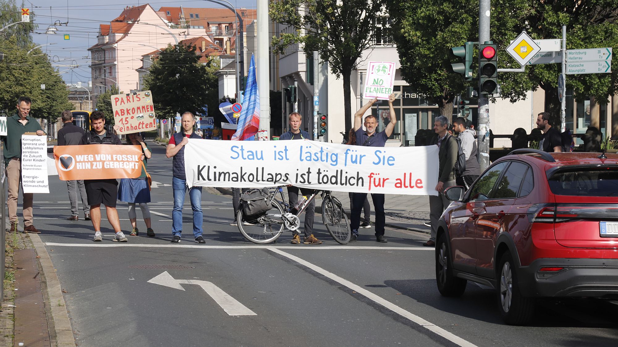 Extinction Rebellion blockierte Albertplatz Für viermal sieben Minuten blockierten die Demonstrierenden je eine Fahrtrichtung am Albertplatz. Foto: Anton Launer