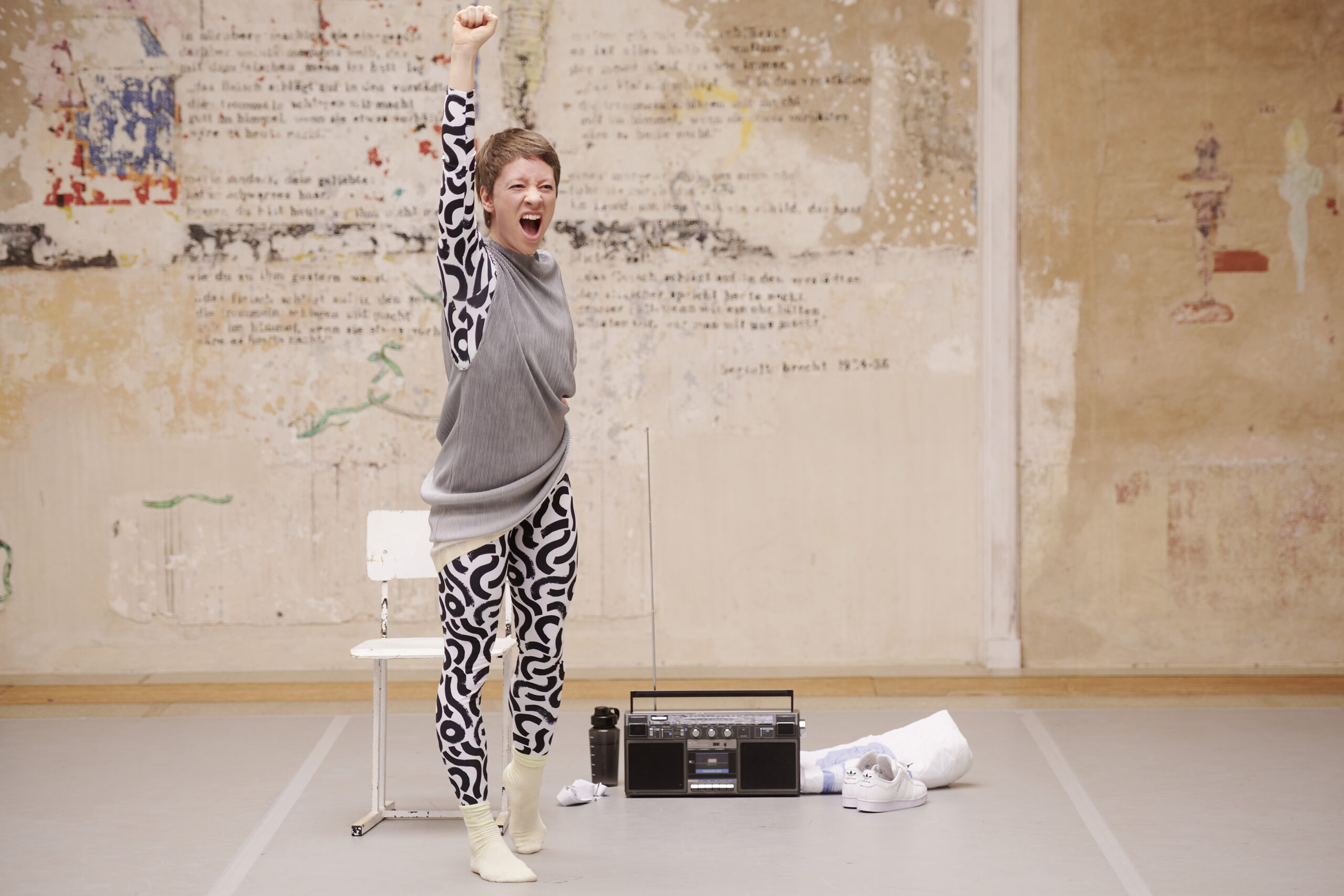 „Schwanensee in Sneakers“ von situation productions; zu sehen ist Anna Till