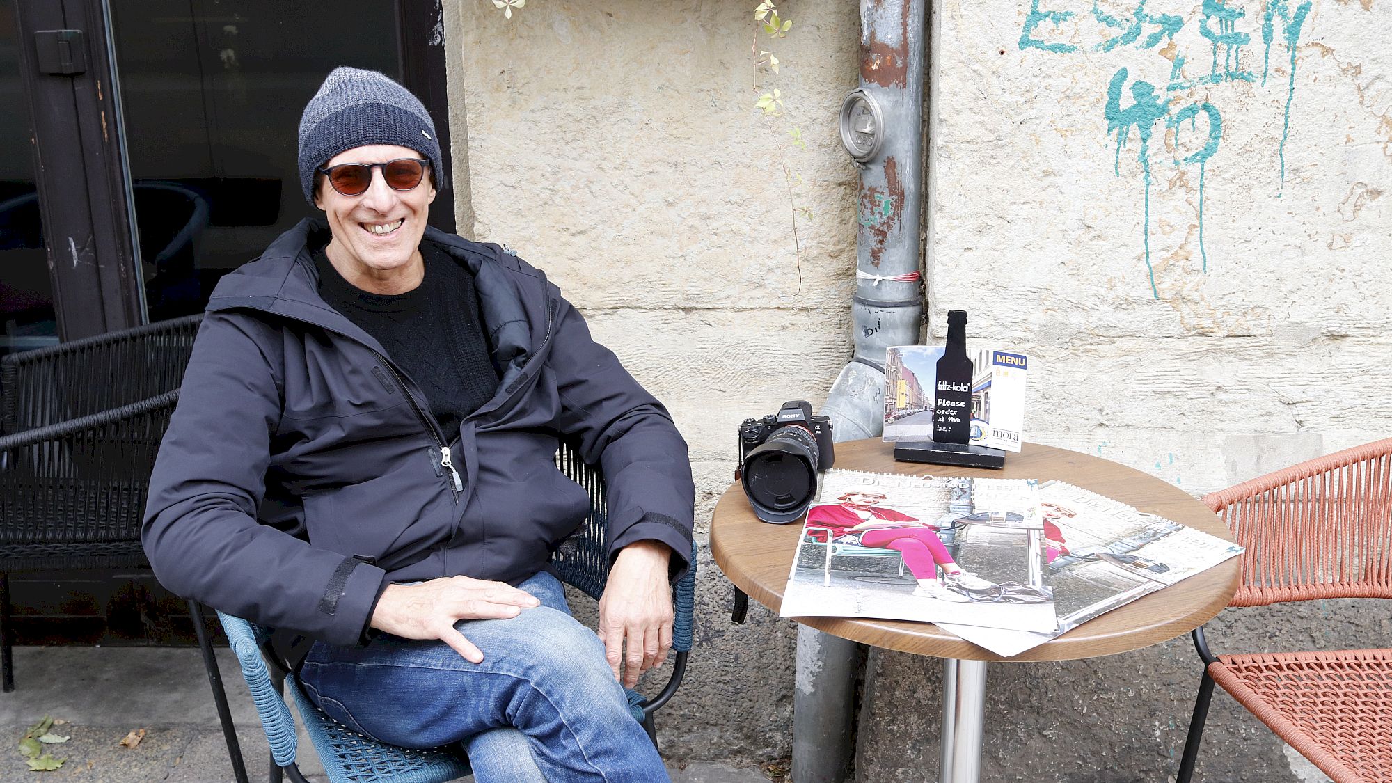 Fotokalender "Neustadt lebt" von Peter Zuber für 2025 Fotograf Peter Zuber vor dem Mondpalast, an dieser Regenrinne ist das diesjährige Titelfoto entstanden. Foto: Anton Launer