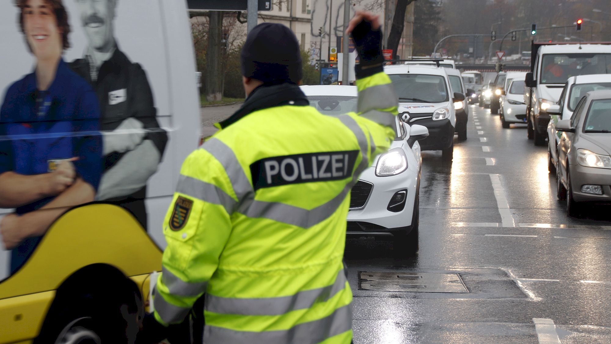 Ist teuer: Handy am Steuer Auf der Stauffenbergallee kontrollierte die Dresdner Polizei heute morgen den Verkehr. Foto: Anton Launer