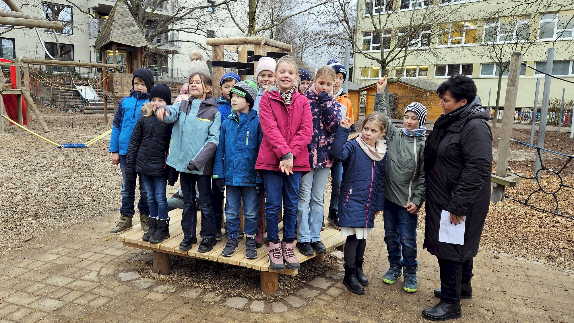 Mehr Schatten für die 4. Grundschule Freuen sich über die neuen Bäume und mehr Schatten auf dem Schulhof - die Kids der 3. Klasse der 4. Grundschule - Foto: Anton Launer