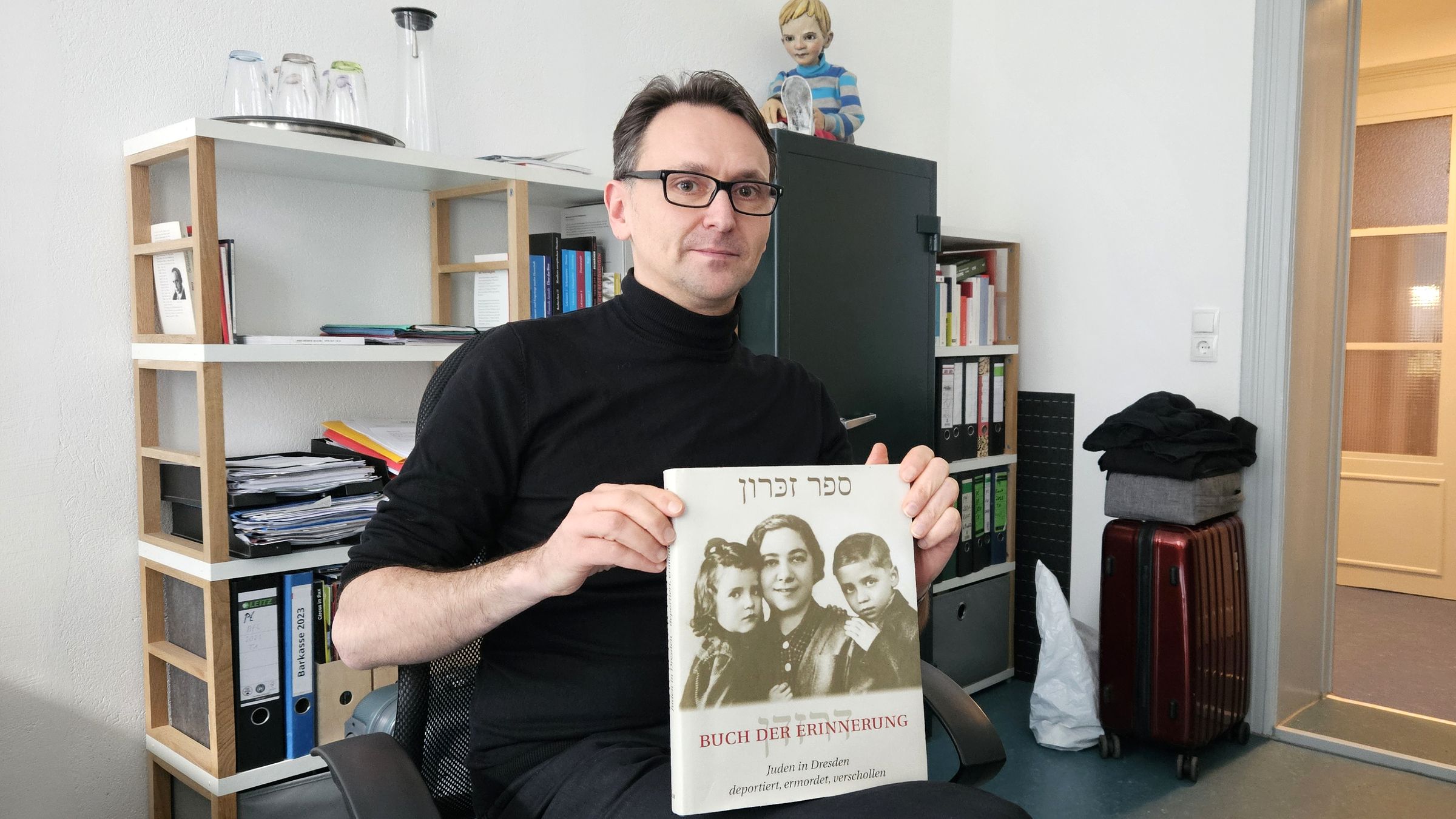 Marathon-Gedenk-Lesung im Projekttheater Projekttheater-Vorstand Dirk Strobel mit dem Buch der Erinnerung. Juden in Dresden: Deportiert, ermordet, verschollen. Foto: Anton Launer