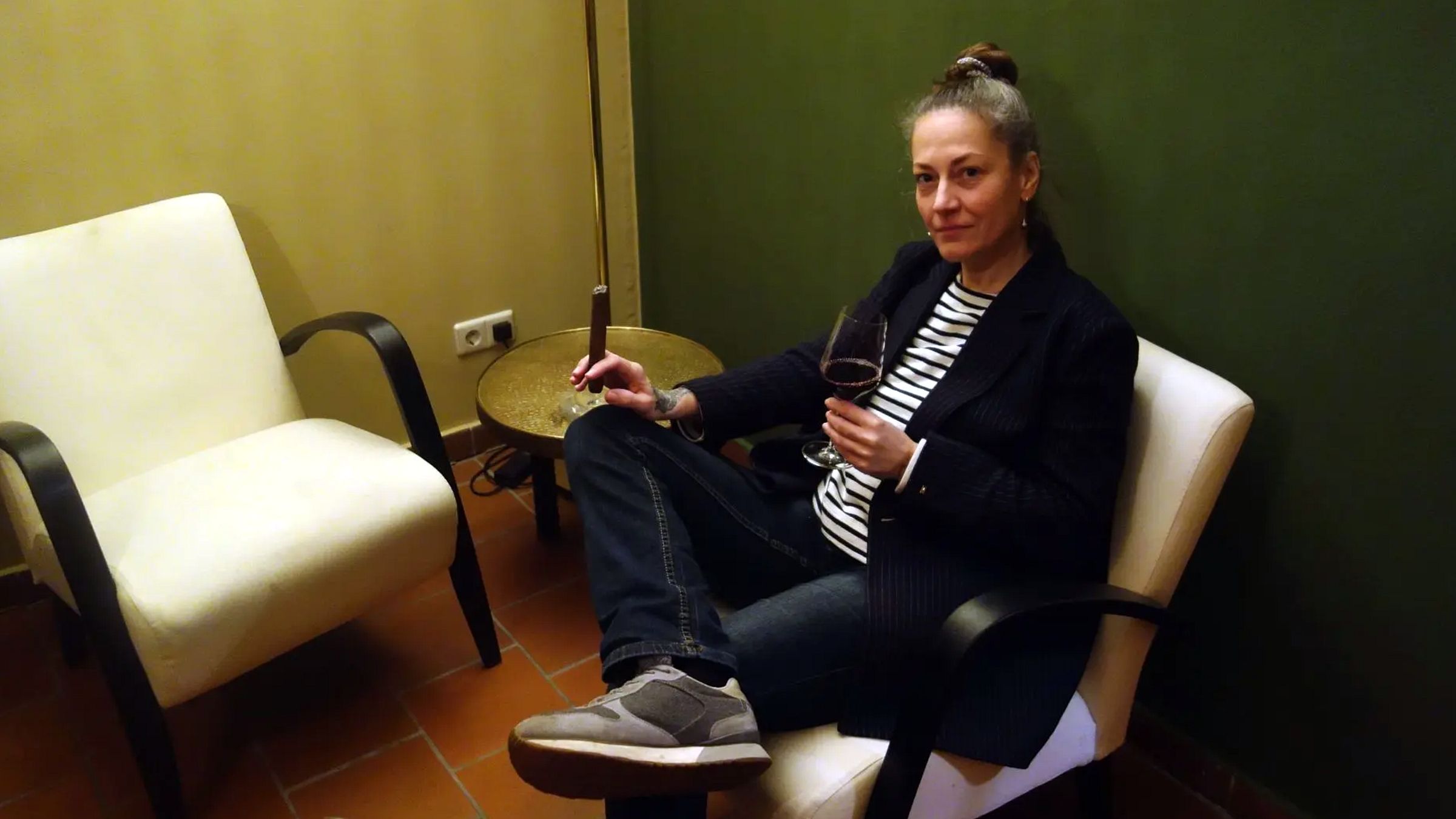 "Weine und Zigarren" mit neuer Chefin Zigarrenrauchen kann man im Hinterzimmer. Foto: Marius Noack.