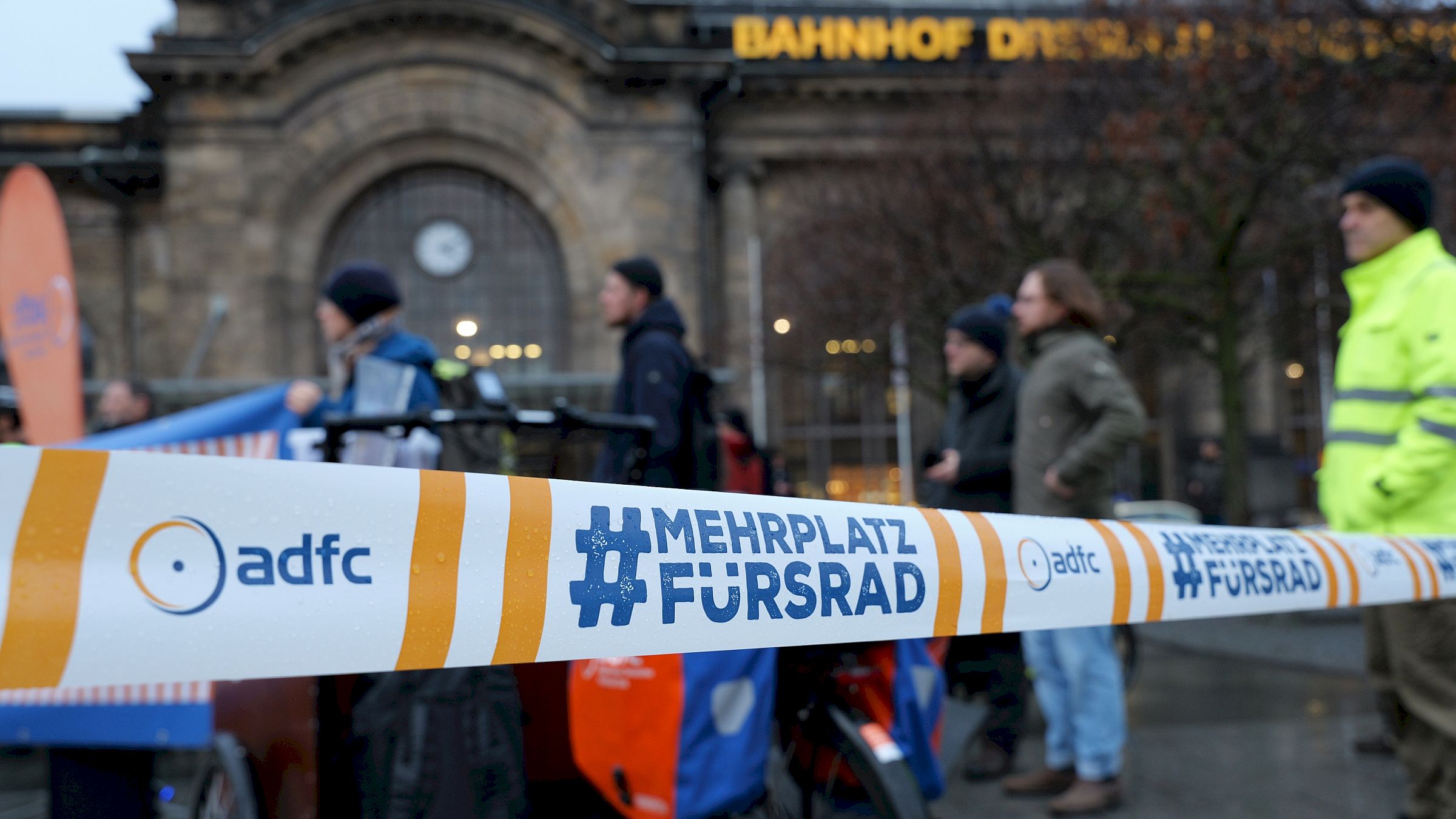 Demo fürs Radparkhaus am Bahnhof Neustadt Der Allgemeine Deutsche Fahrradclub (ADFC) demonstrierte am Dienstag für den Bau des Fahrradparkhauses - Foto: ADFC