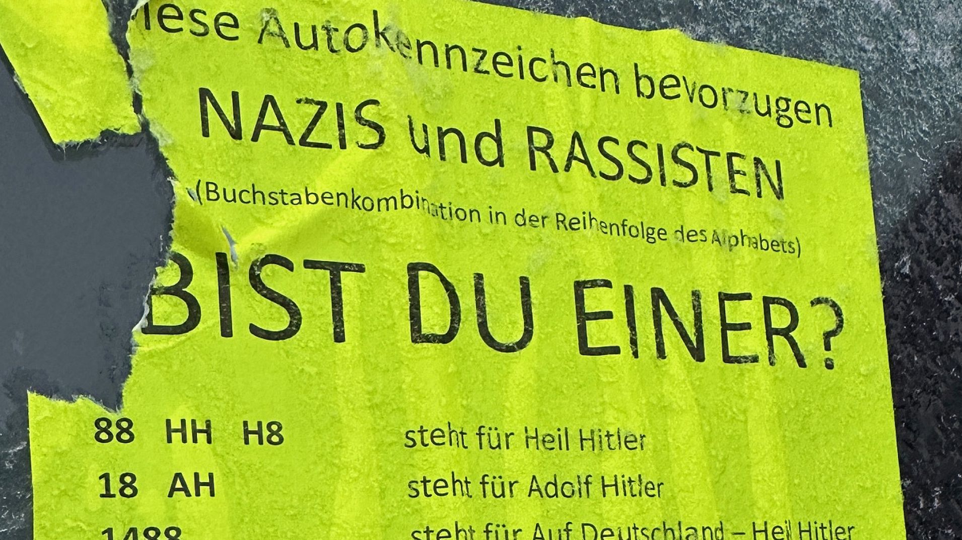 Aufklärungszettel ans Auto gesteckt Zettel mit Kennzeichen an Autos in der Neustadt verteilt. Foto: privat