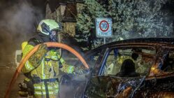 Erneuter Teslabrand und weiteres Auto in Flammen Die Feuerwehr löschte den im Brand stehenden Tesla. - Foto: Feuerwehr Dresden