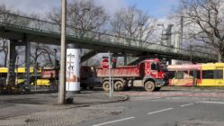 Am Mittwoch kann es auf der Königsbrücker länger dauern Die Fußgängerbrücke an der Königsbrücker Straße verbindet das Industriegelände mit der Straßenbahnhaltestelle und dem S-Bahn-Haltepunkt. Foto: Anton Launer