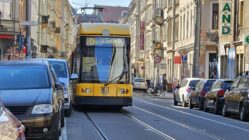 Mobilität in Dresden: Mehr Wege zu Fuß, weniger Autos Straßenbahn in der Dresdner Neustadt - Foto: Archiv Anton Launer