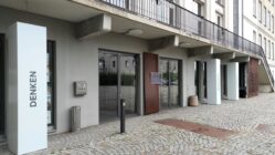 Erzählcafé in der Gedenkstätte Eingang der Gedenkstätte Bautzner Straße. Foto: Archiv Anton Launer