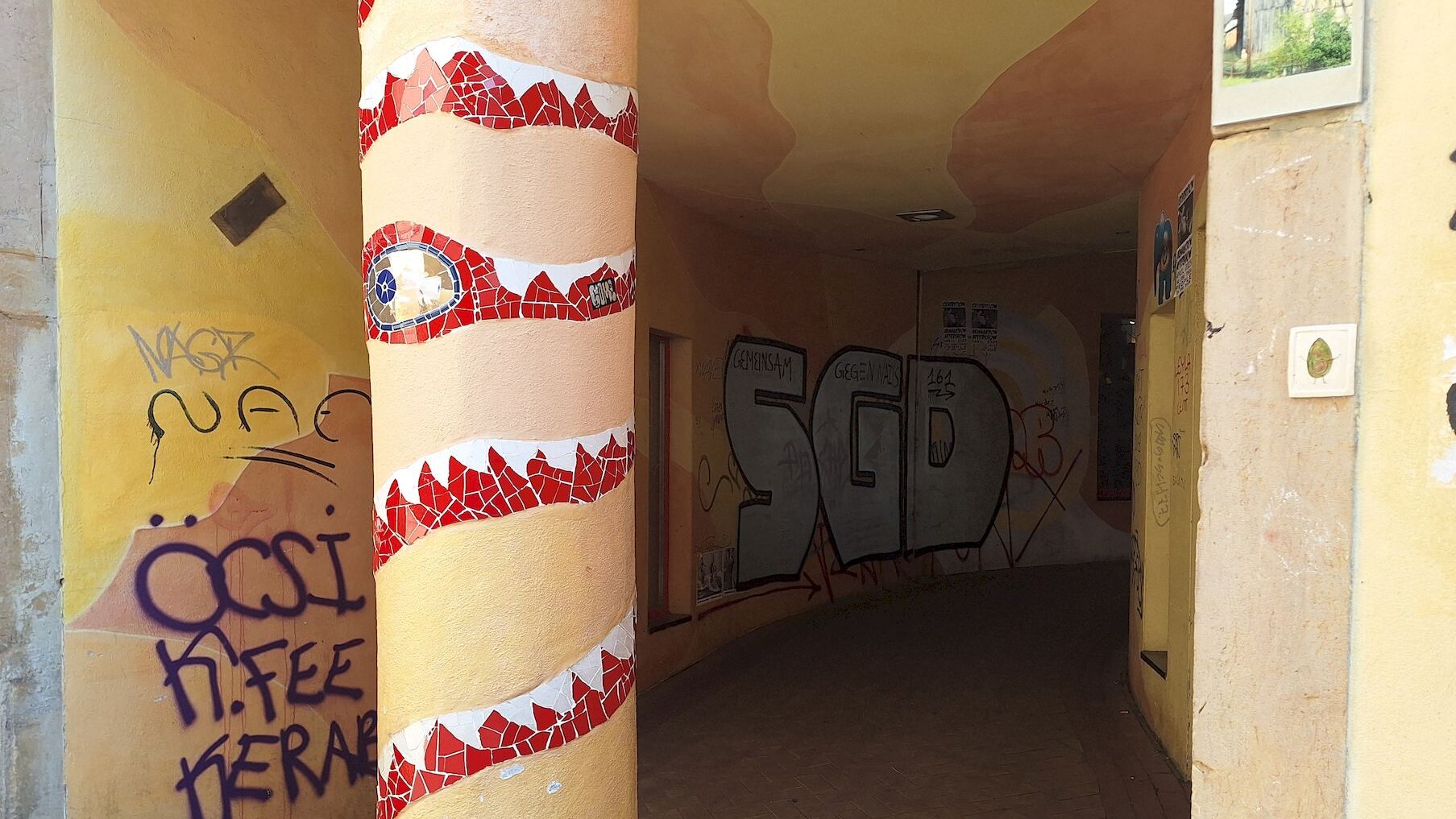 Kunsthofpassage bleibt nachts geschlossen Hohle Schmiererein und Fan-Graffitis in der Kunsthofpassage nahmen in den letzten Jahren zu.