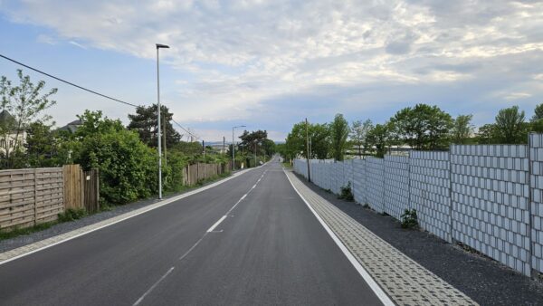 Der südliche Abschnitt war bereits im Mai fertig, mit Fahrbahnmakierung, Beleuchtung und 6,50 Meter breit. Foto: Anton Launer