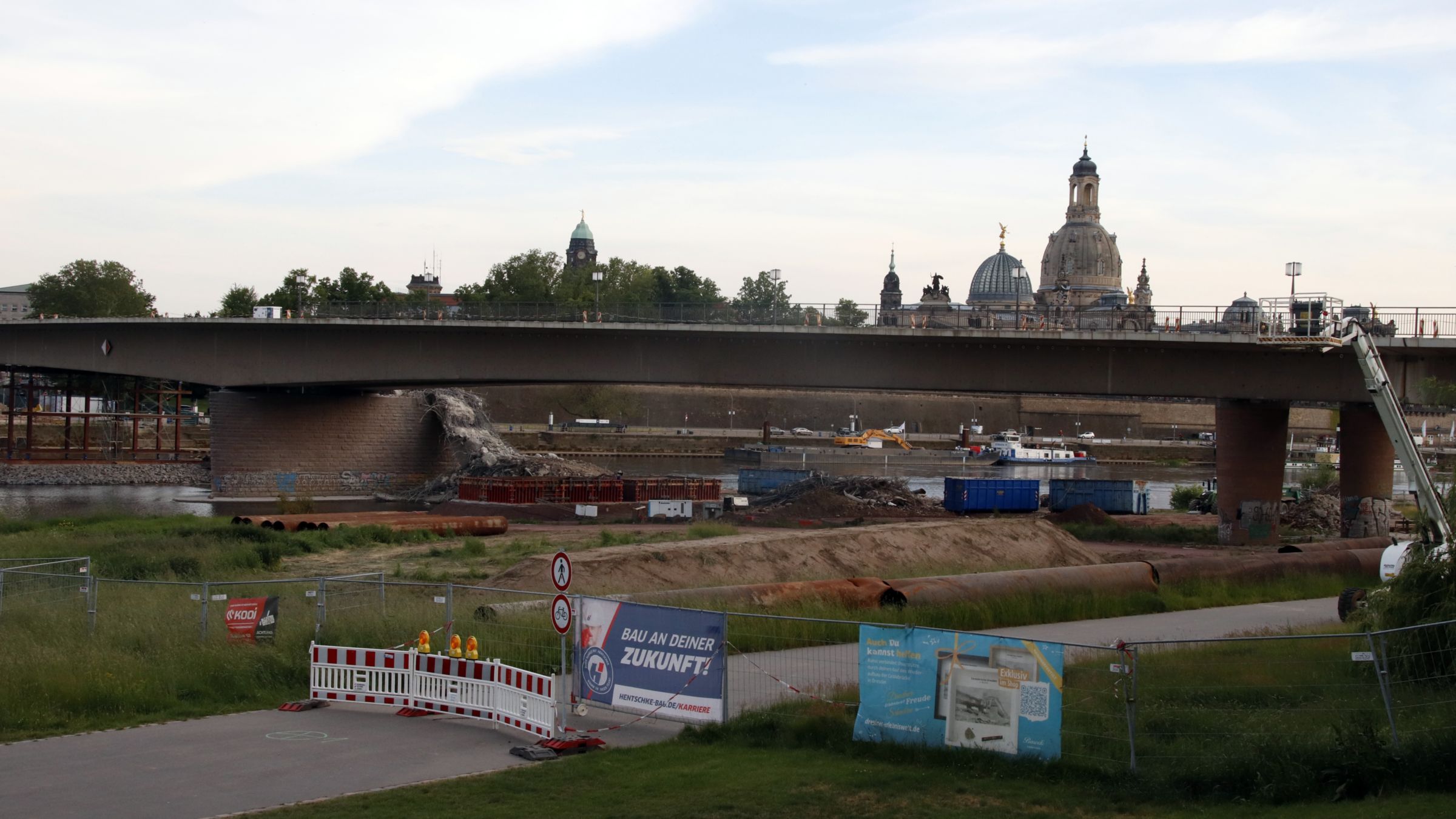 Brückenabriss schreitet voran. Foto: Anton Launer