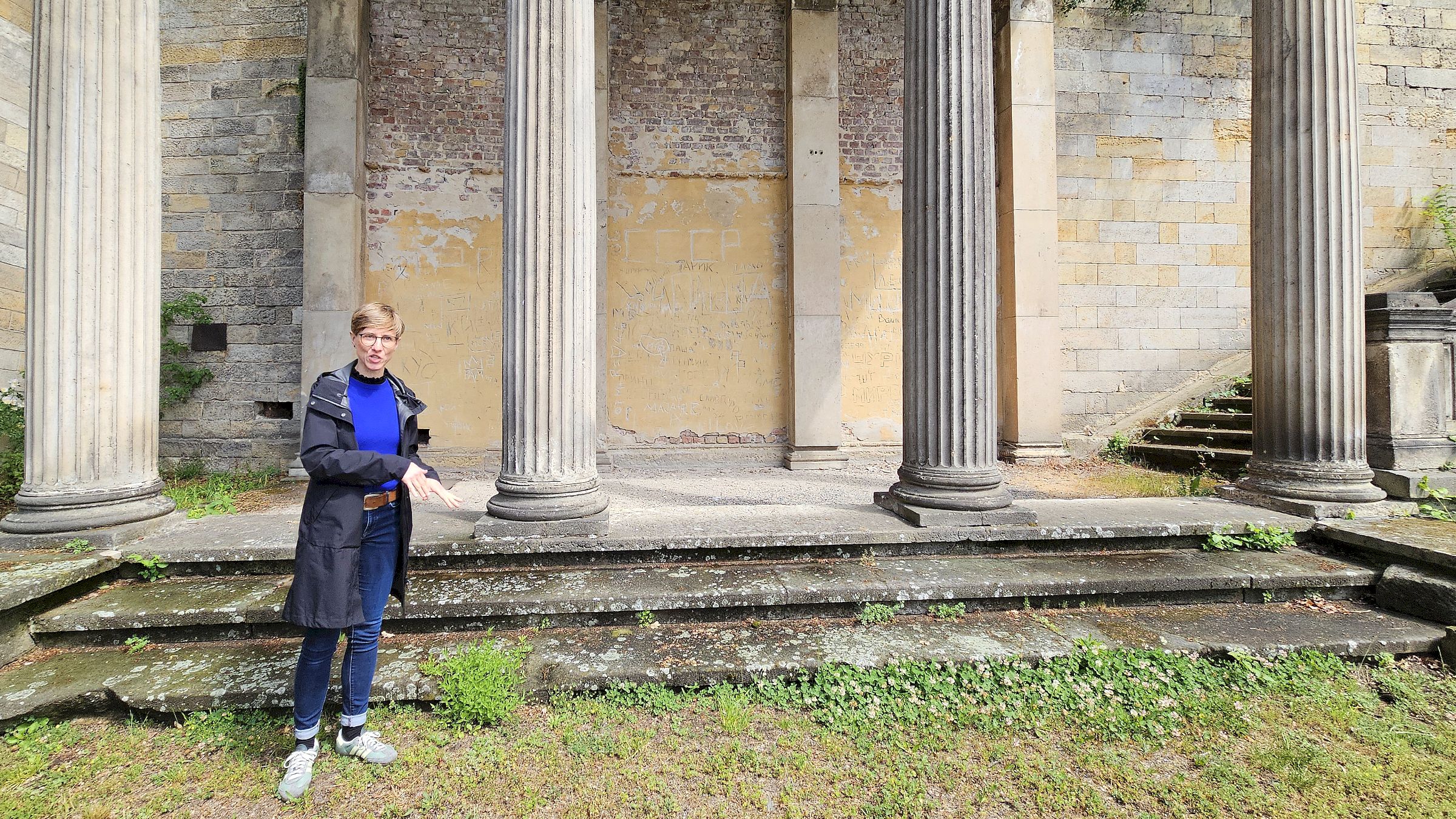 Projektleiterin Romy Eichler vor dem westlichen Porticus. Foto: Anton Launer