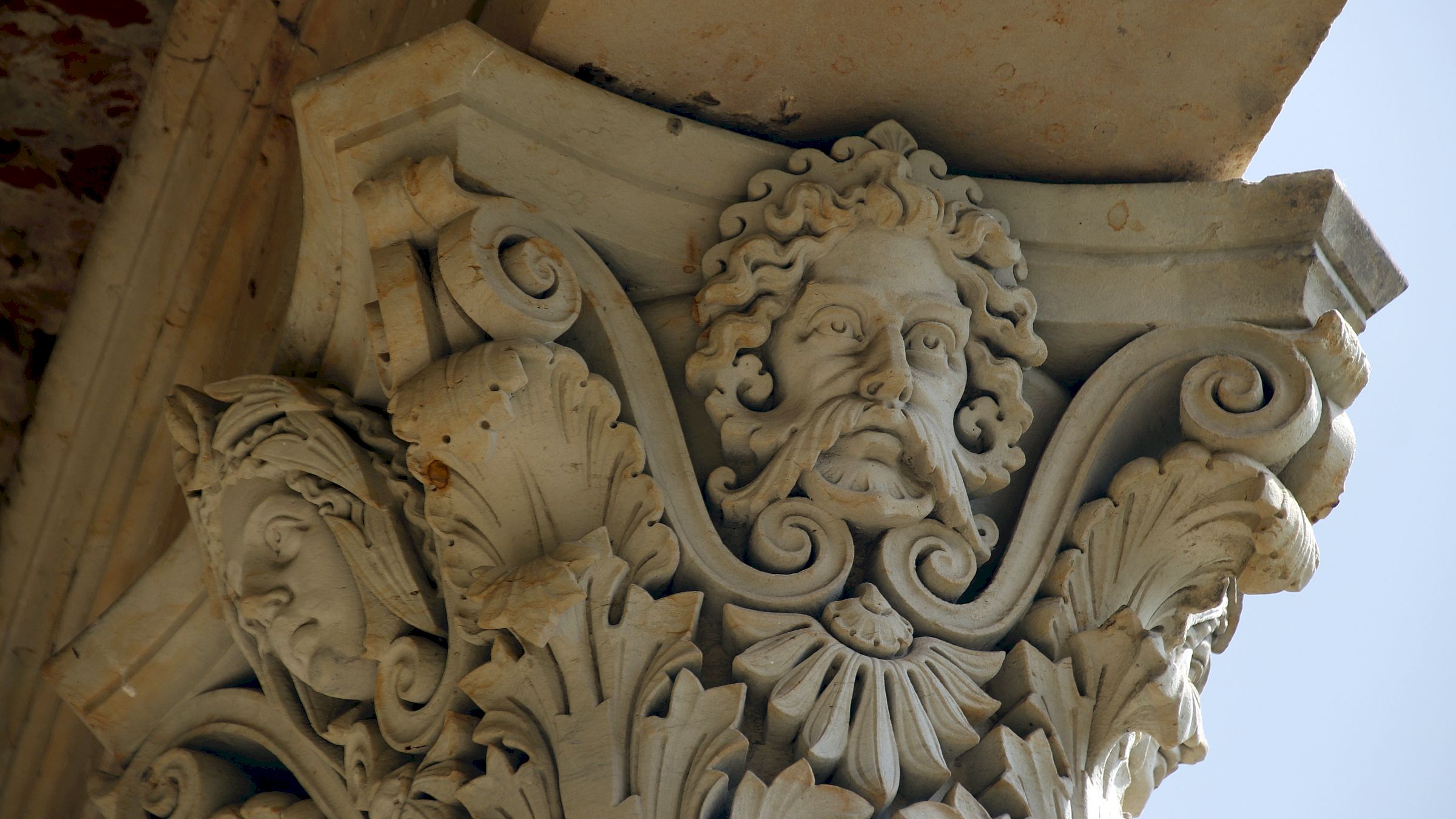 Die Säulen rund um das Bad sind noch in erstaunlich gutem Zustand. Foto: Anton Launer