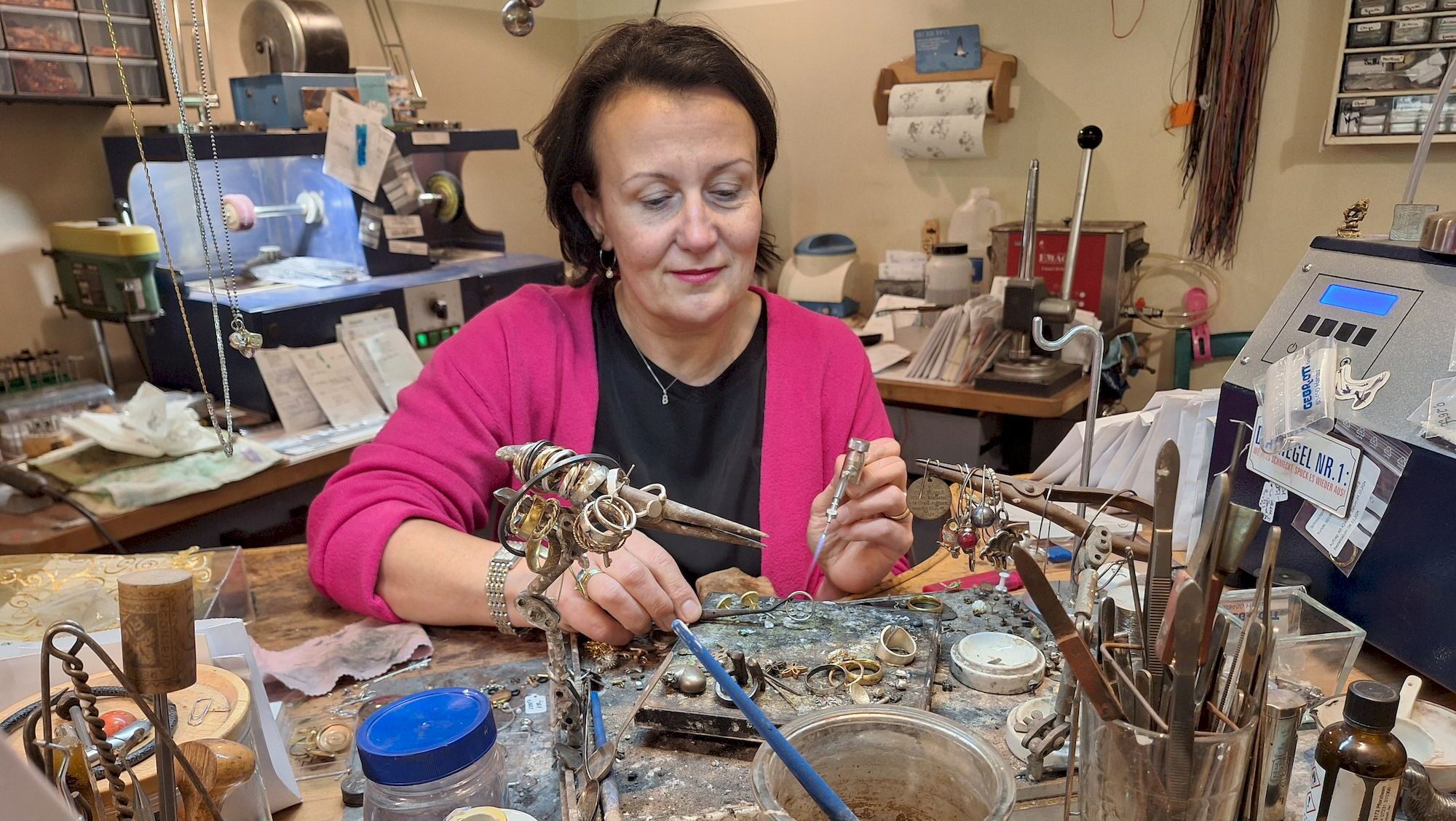 Silbernes Jubiläum für Frau Goldwerkstatt Barbara Oehlke bei ihrer Arbeit.