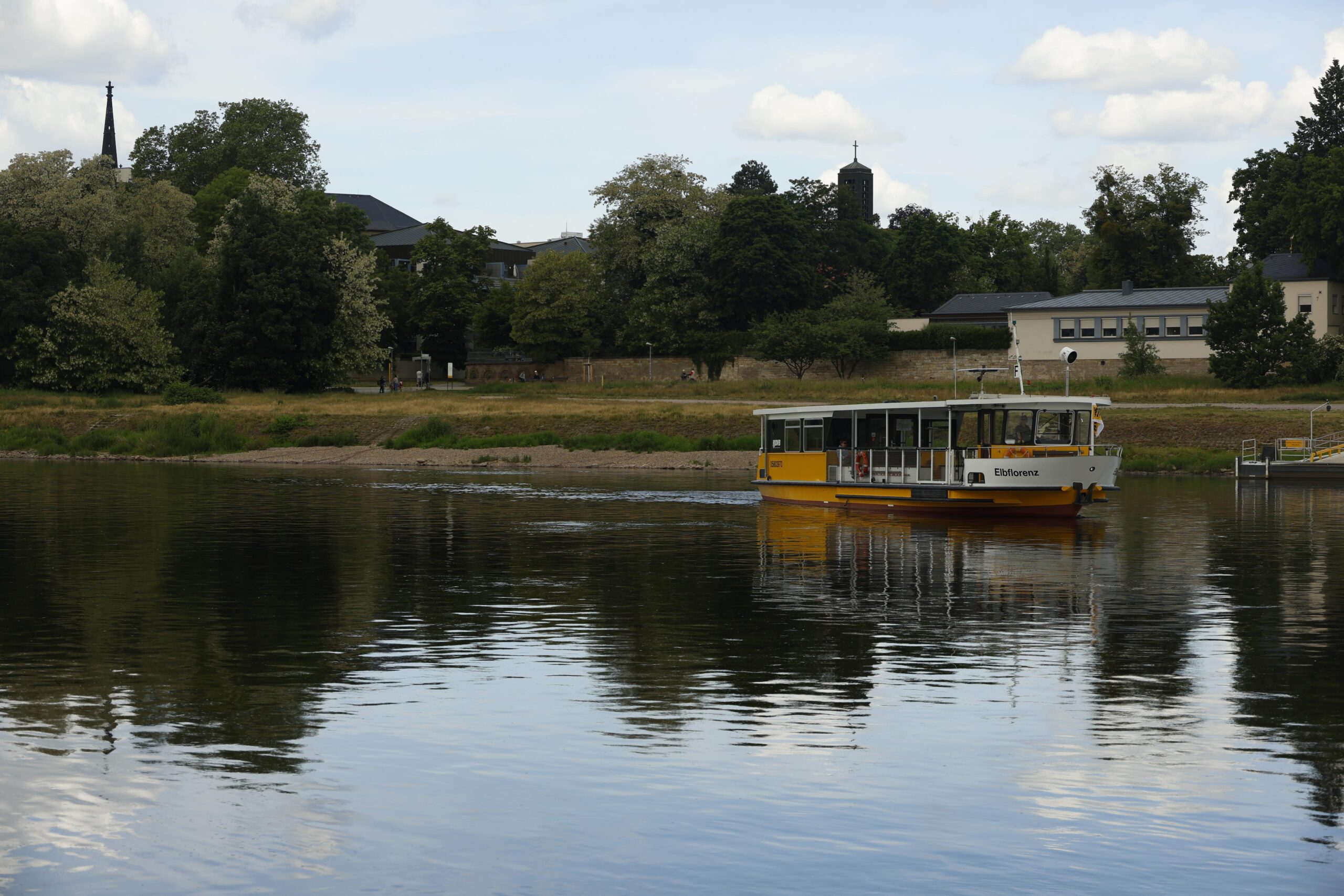 Fähre "Elbflorenz" auf dem Weg in die Johannstadt. Foto: Florian Varga 
